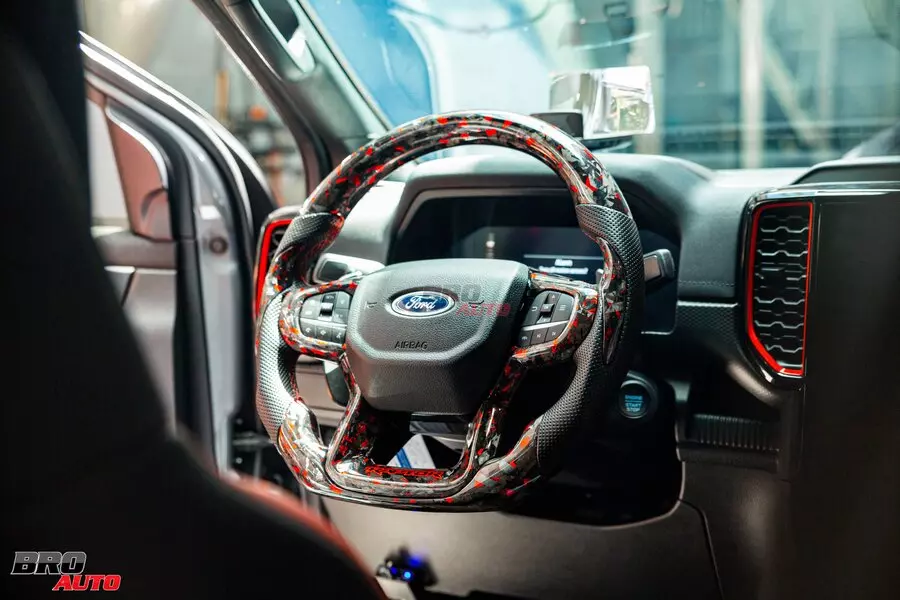 Vô lăng chữ D Ford Everest 2023