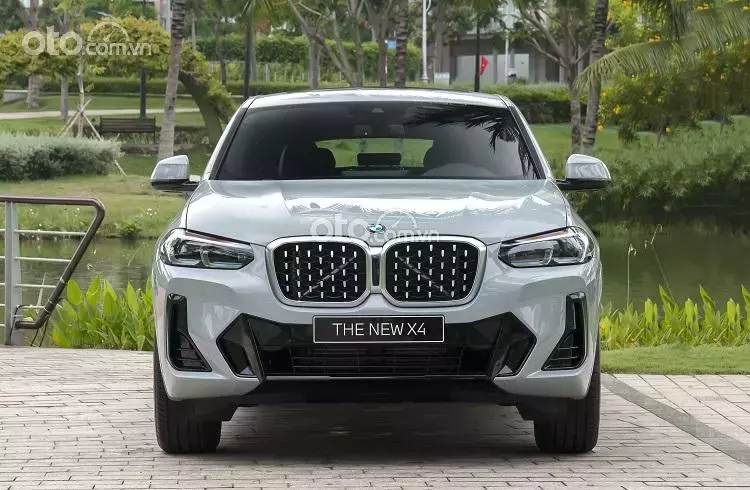 Đầu xe BMW X4 2022.