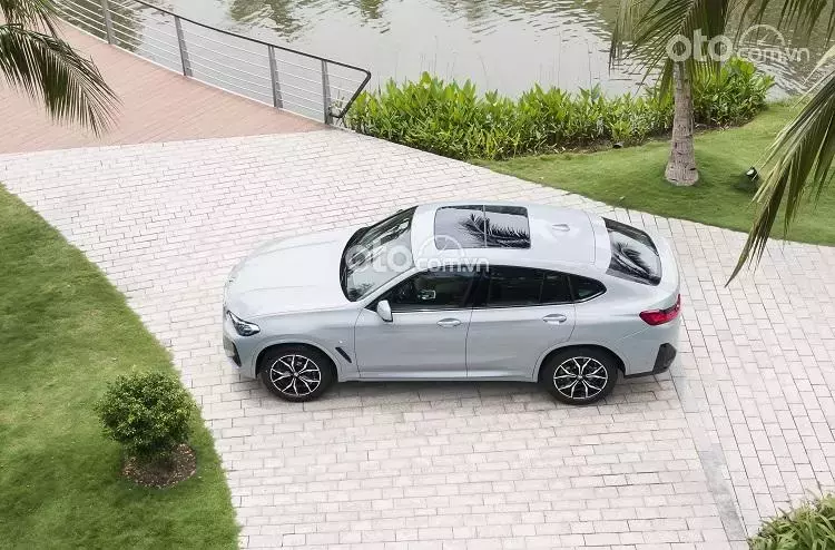 Thân xe BMW X4 2022.