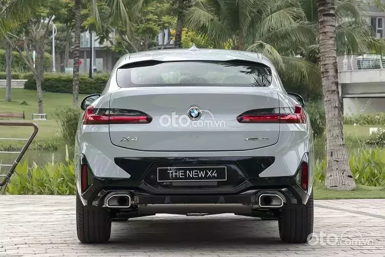 Đuôi xe BMW X4 2022.