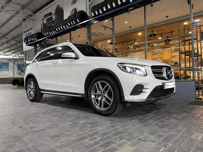 Khi mua GLC 300 cũ bạn cần quan sát thật kỹ ngoại thất của chiếc xe