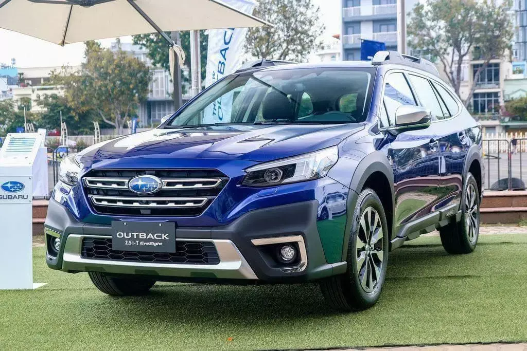 Subaru Outback 2022 giảm 440 triệu đồng