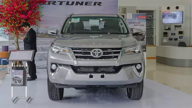 Đánh giá ngoại thất đầu xe Toyota Fortuner 2018