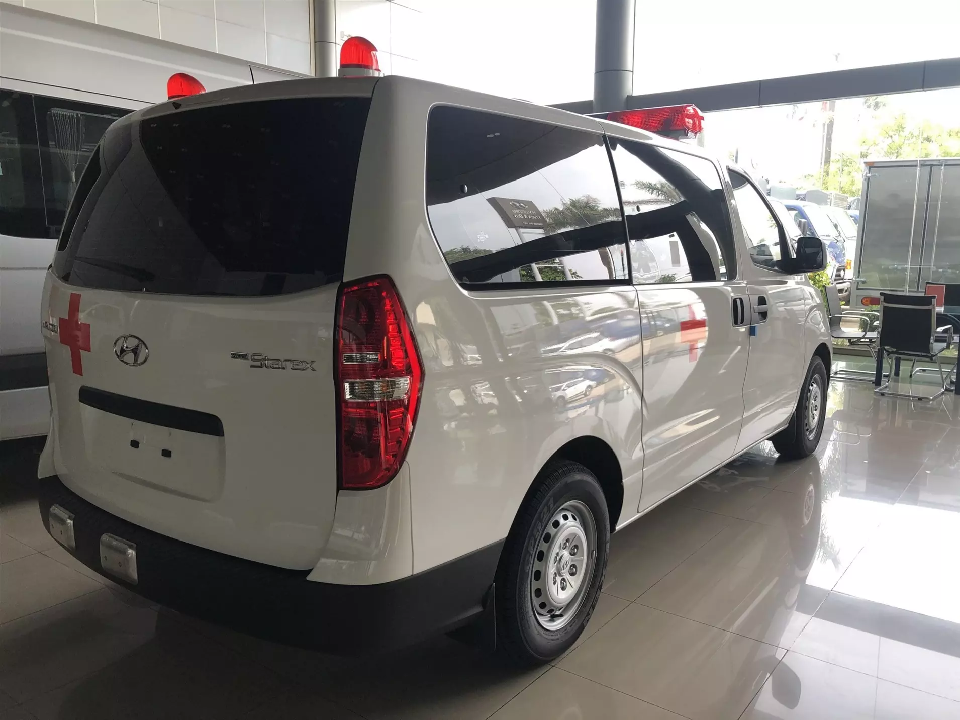 Ngoại thất xe cứu thương Hyundai Starex