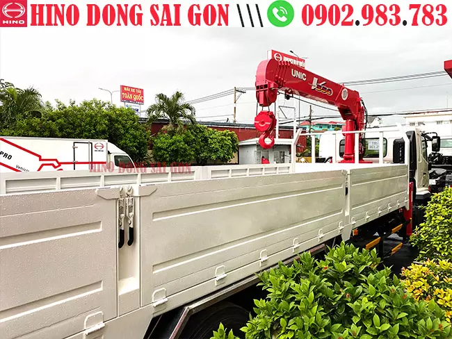 Thùng xe tải cẩu Hino được gia công chắc chắn và gia cố đoạn gắn cẩu 2 lớp