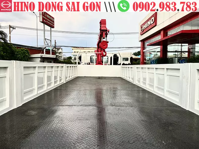 Thùng lửng cẩu Hino sàn má me dày 3mm giúp chống trượt