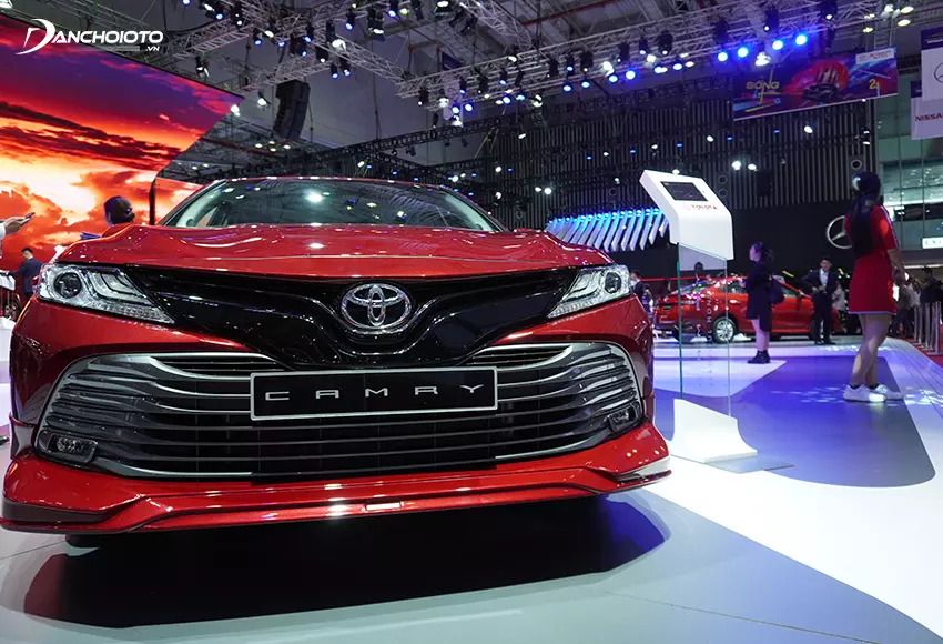 Đèn trước Toyota Camry 2020 chuốt mỏng, đường nét góc cạnh, công nghệ full LED rất sắc sảo