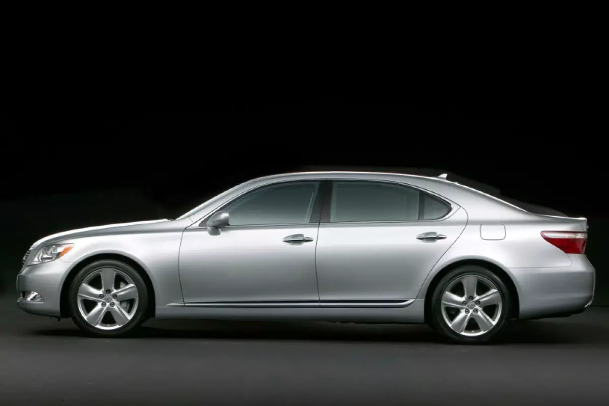 chiều dài Lexus LS460L 2007 hơn 5 mét