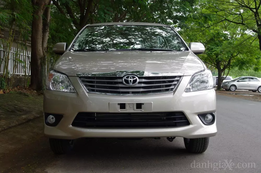 Đầu xe Toyota Innova 2012