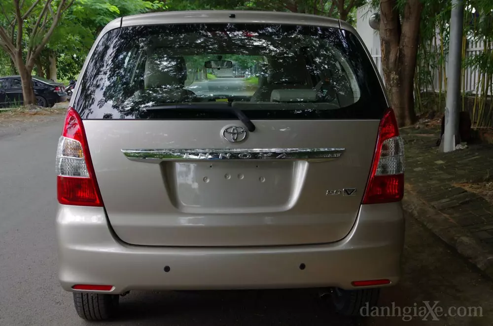 Đuôi xe Toyota Innova 2012