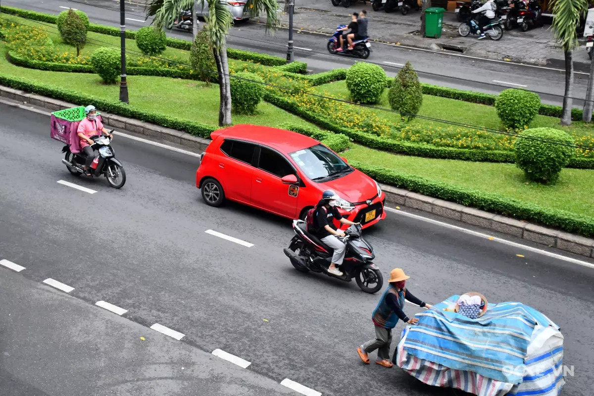 xe máy chạy sai làn đường