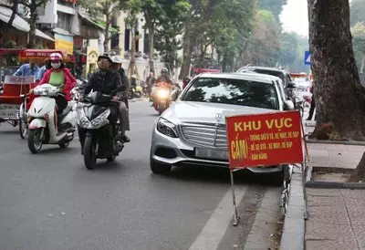 đỗ xe trên vỉa hè