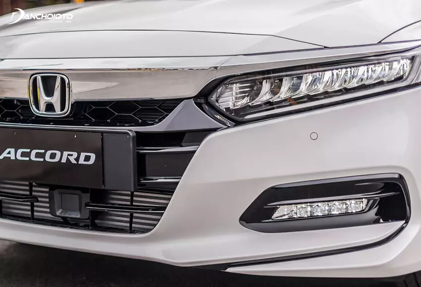 Đuôi xe Honda Accord 2024 gọn gàng, cứng cáp