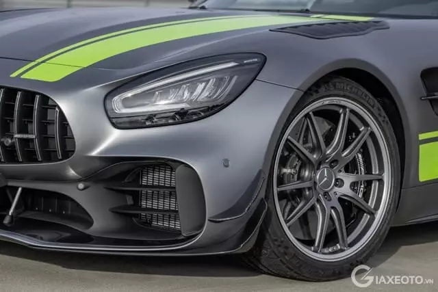 den-hau-xe-mercedes-amg-gt-r-coupe