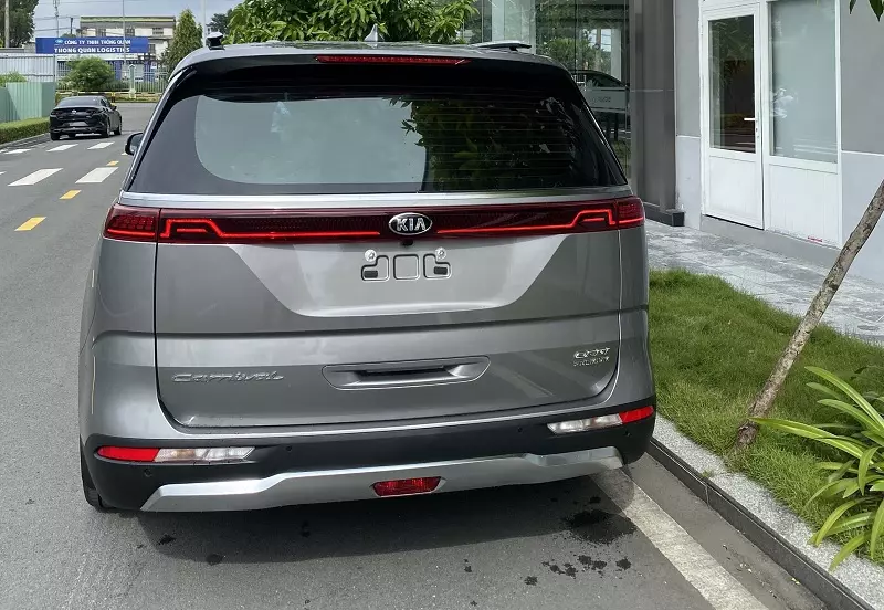 Đuôi xe Kia Carnival 2021