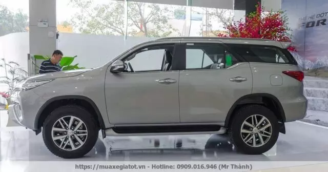 Fortuner 2018 sẽ vẫn có 5 màu ngoại thất bao gồm: Xám 1G3, Đen 218, Bạc 1D6, Nâu 4W9, Trắng 070