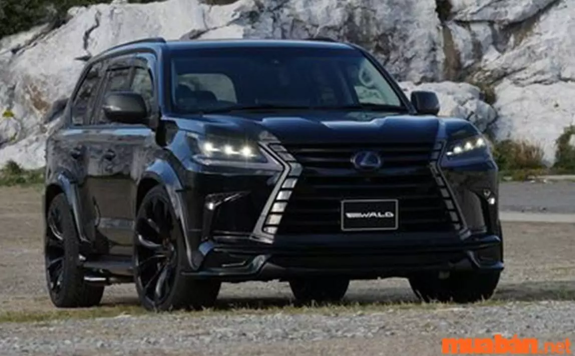 Xe Lexus LX570 cũ có diện mạo mạnh mẽ