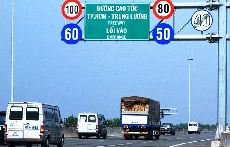 Tốc độ tối đa của xe ô tô trên đường cao tốc không vượt quá 120km/h