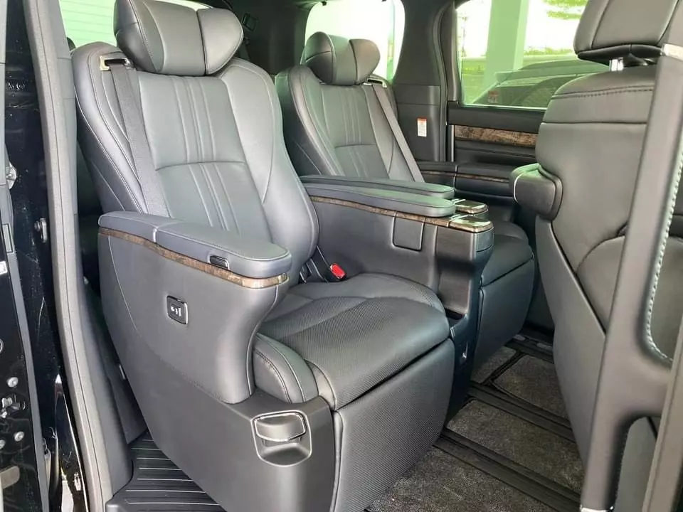 Hàng ghế thứ 2 Toyota Alphard 2018