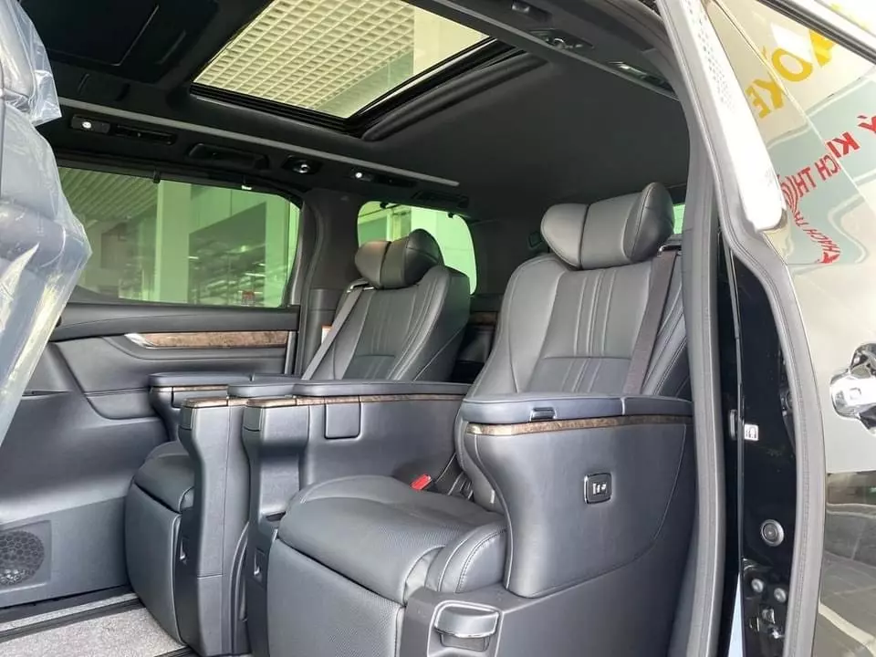 Cửa sổ trời Toyota Alphard 2018