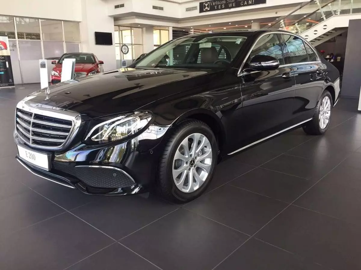 Mercedes E200 được đánh giá là mẫu xe của năm, được yêu thích nhất thị trường Việt Nam