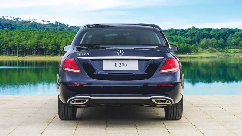 Đuôi xe Mercedes E200 được thiết kế tối giản nhưng khá đẹp mắt