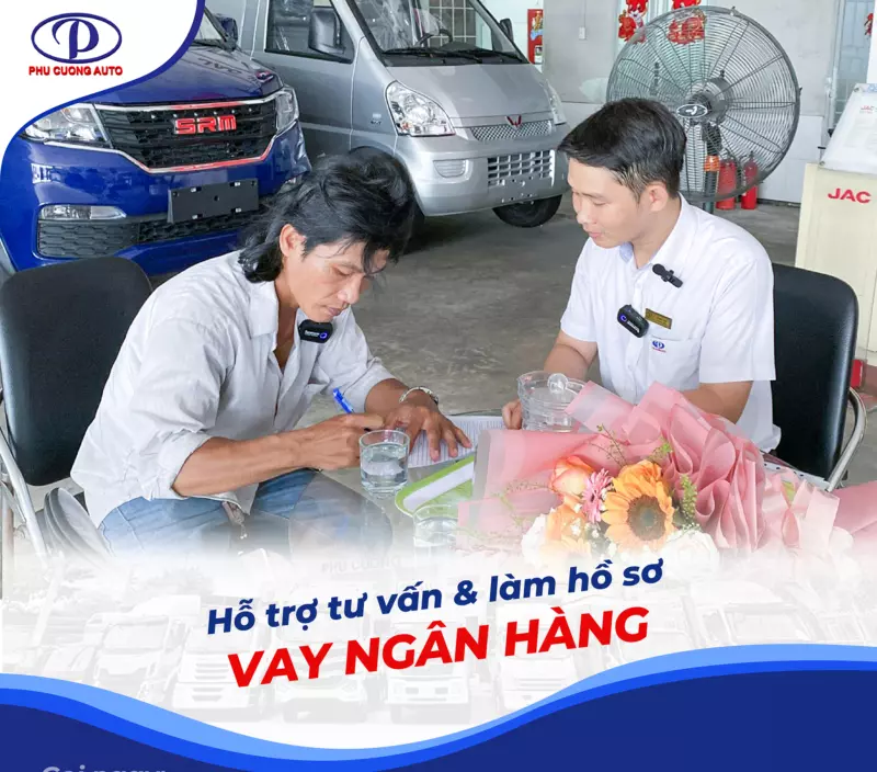 Nhân viên Phú Cường hỗ trợ làm hồ sơ vay ngân hàng