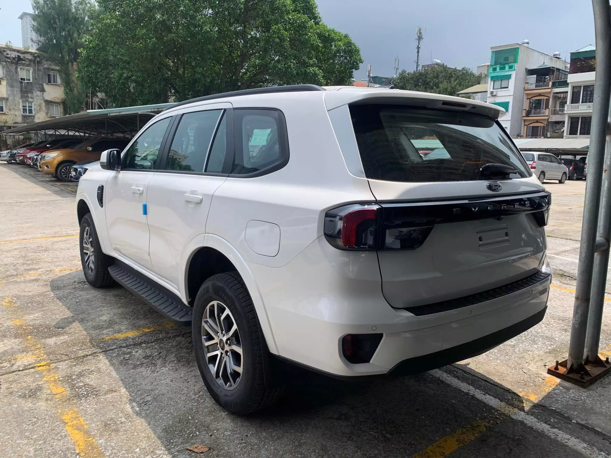 Ford Everest 2023 bản giá rẻ Ambient tại Việt Nam trang bị gì?