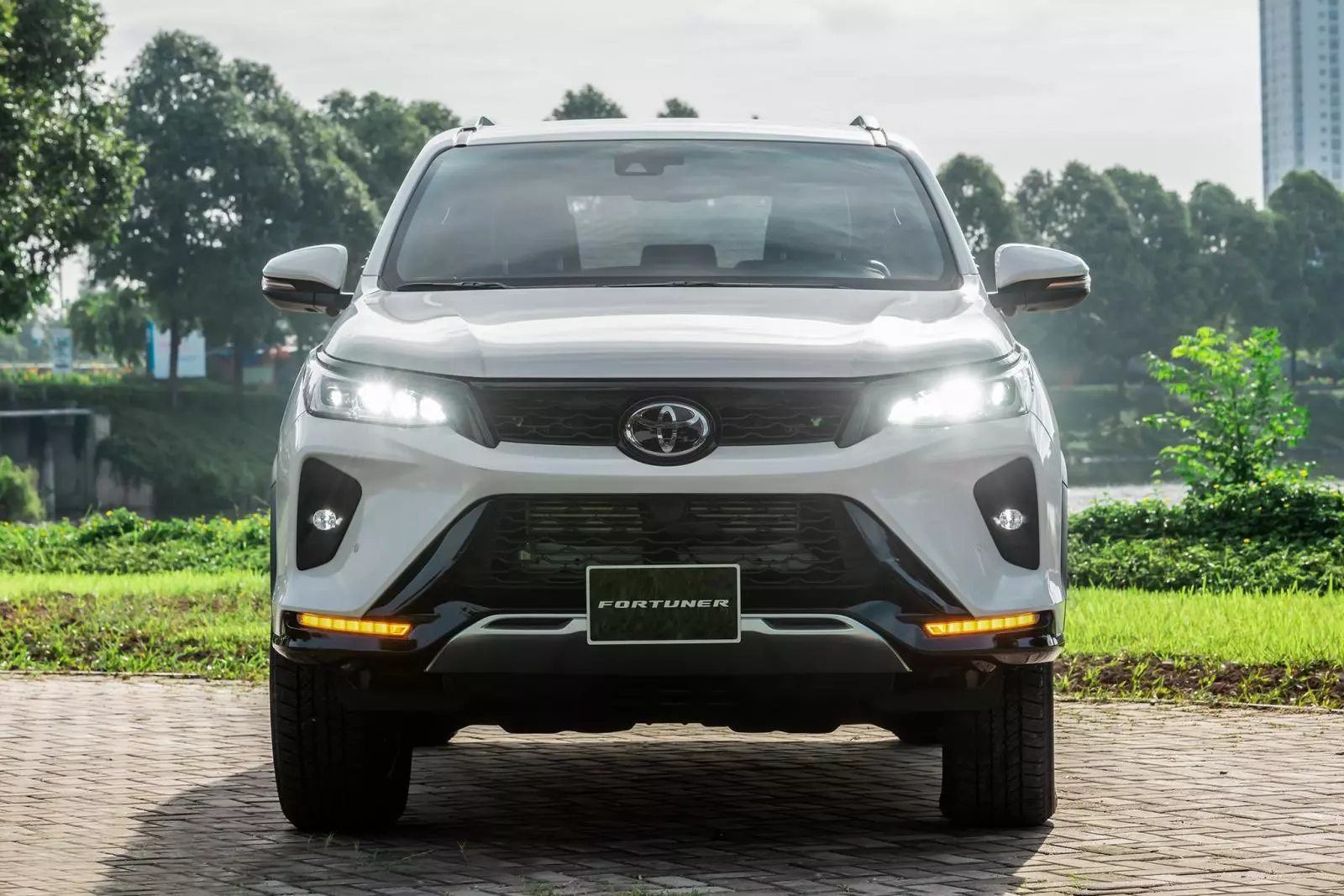 Thông số kỹ thuật xe Toyota Fortuner 2021 về ngoại thất.