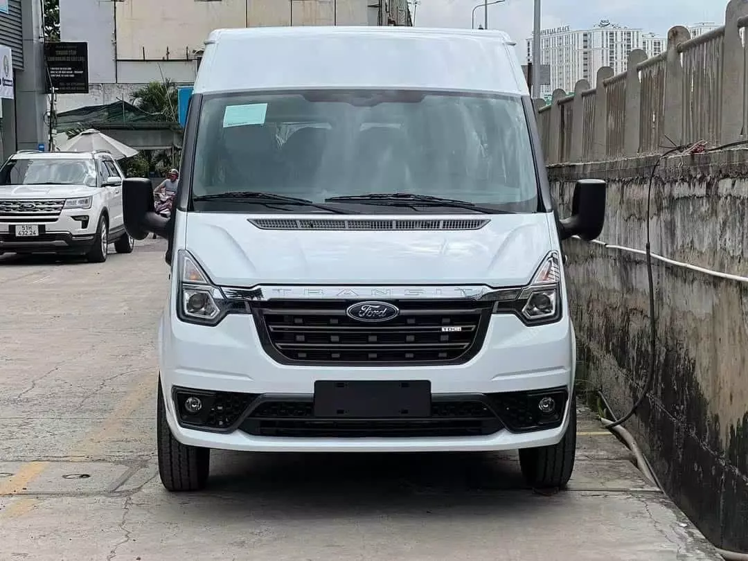 Thiết kế đầu xe Ford Transit 16 chỗ