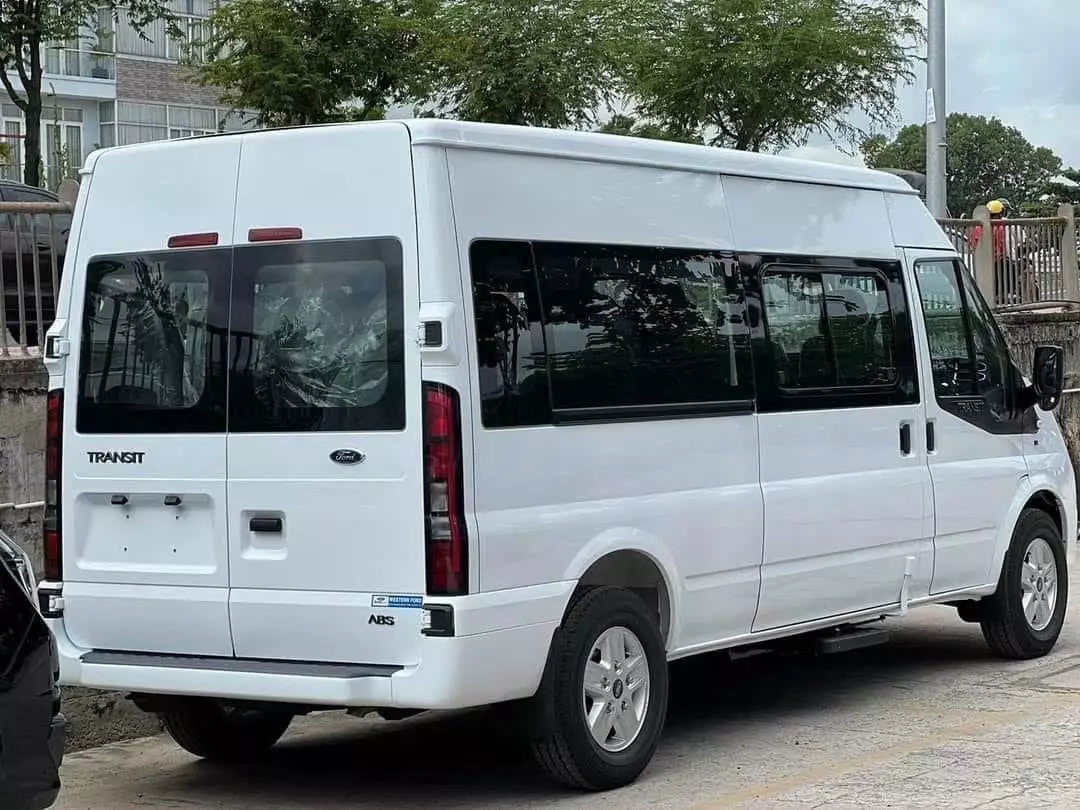 Đuôi xe Ford Transit 16 chỗ