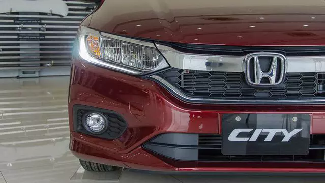 Đánh giá xe Honda City 2017-2018: Đầu xe sử dụng nhiều thanh mạ crom sáng bóng