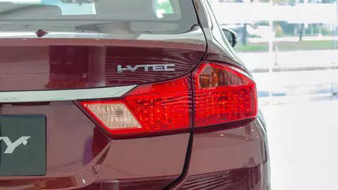 Đánh giá xe Honda City 2017-2018: Đuôi xe có tên động cơ mà xe sử dụng