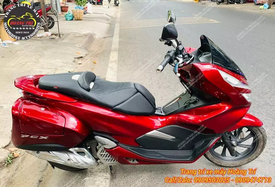 Góc view tổng thể bên phải của xe PCX 2018 sau khi thay dàn áo và lên 2 món phụ kiện