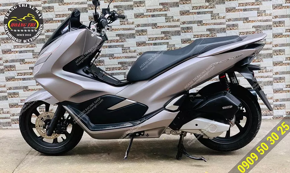 View bên trái của xe với dàn áo PCX 2018 được thay tại Hoàng Trí Shop