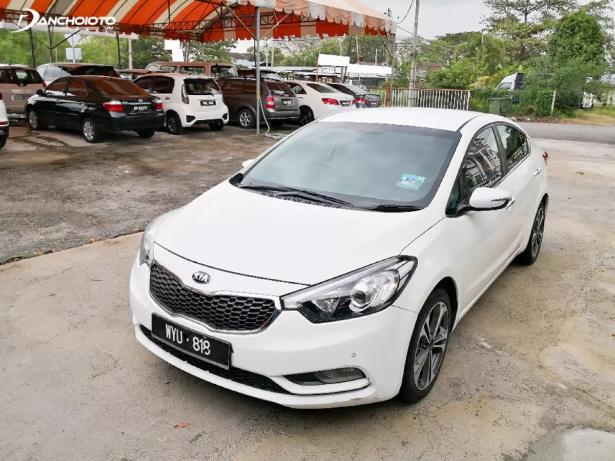 Kia K3 2013 cũ thuộc dòng sedan hạng C