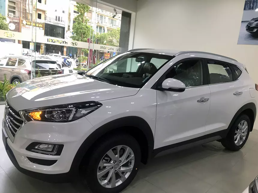 Xe Tucson tiêu chuẩn 2019 màu trắng