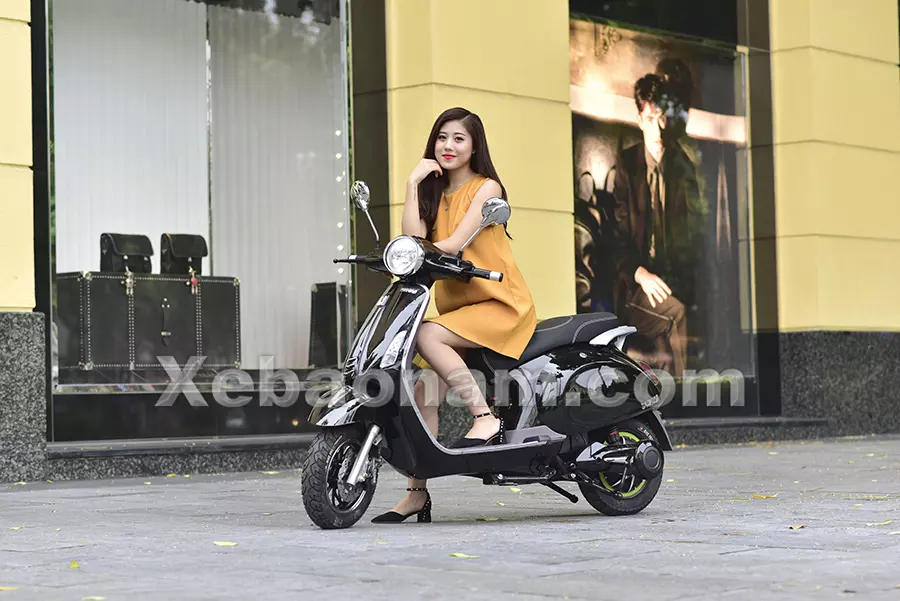 Xe máy điện Vespas Suzika phiên bản màu đen