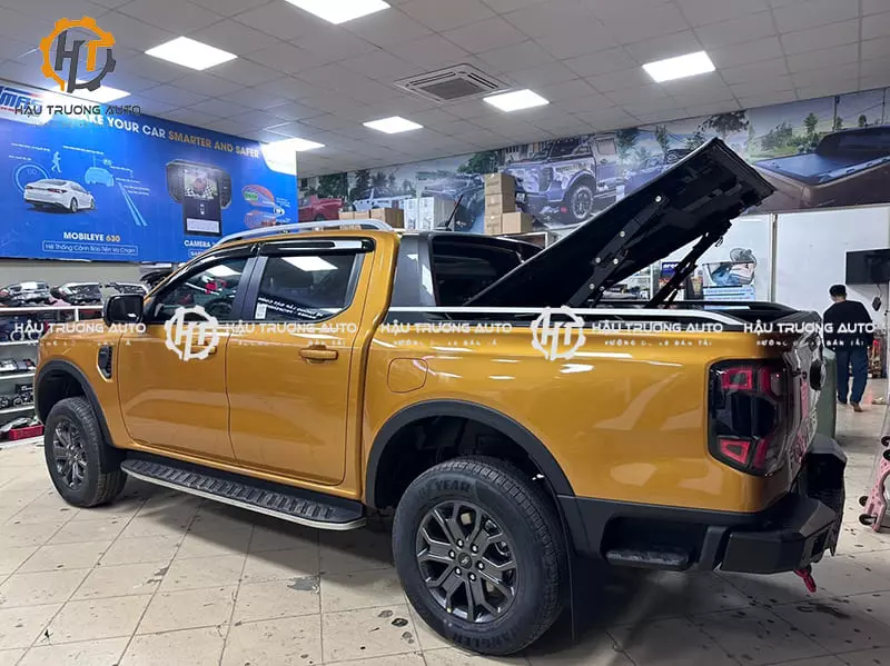 Nắp thùng xe bán tải Ford Ranger có khóa an toàn