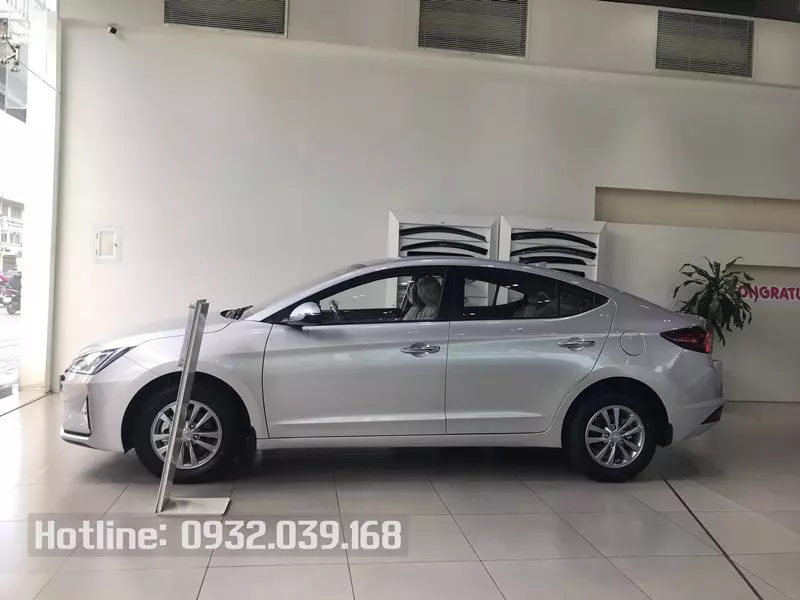 Hyundai Elantra số sàn màu Bạc