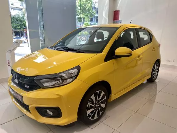 Honda Brio RS màu vàng