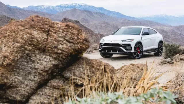 Lamborghini Urus 2023 có phần đầu thể thao.