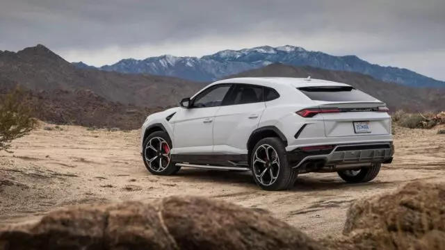 Đuôi xe Lamborghini Urus 2023 đầy tính khí động học.