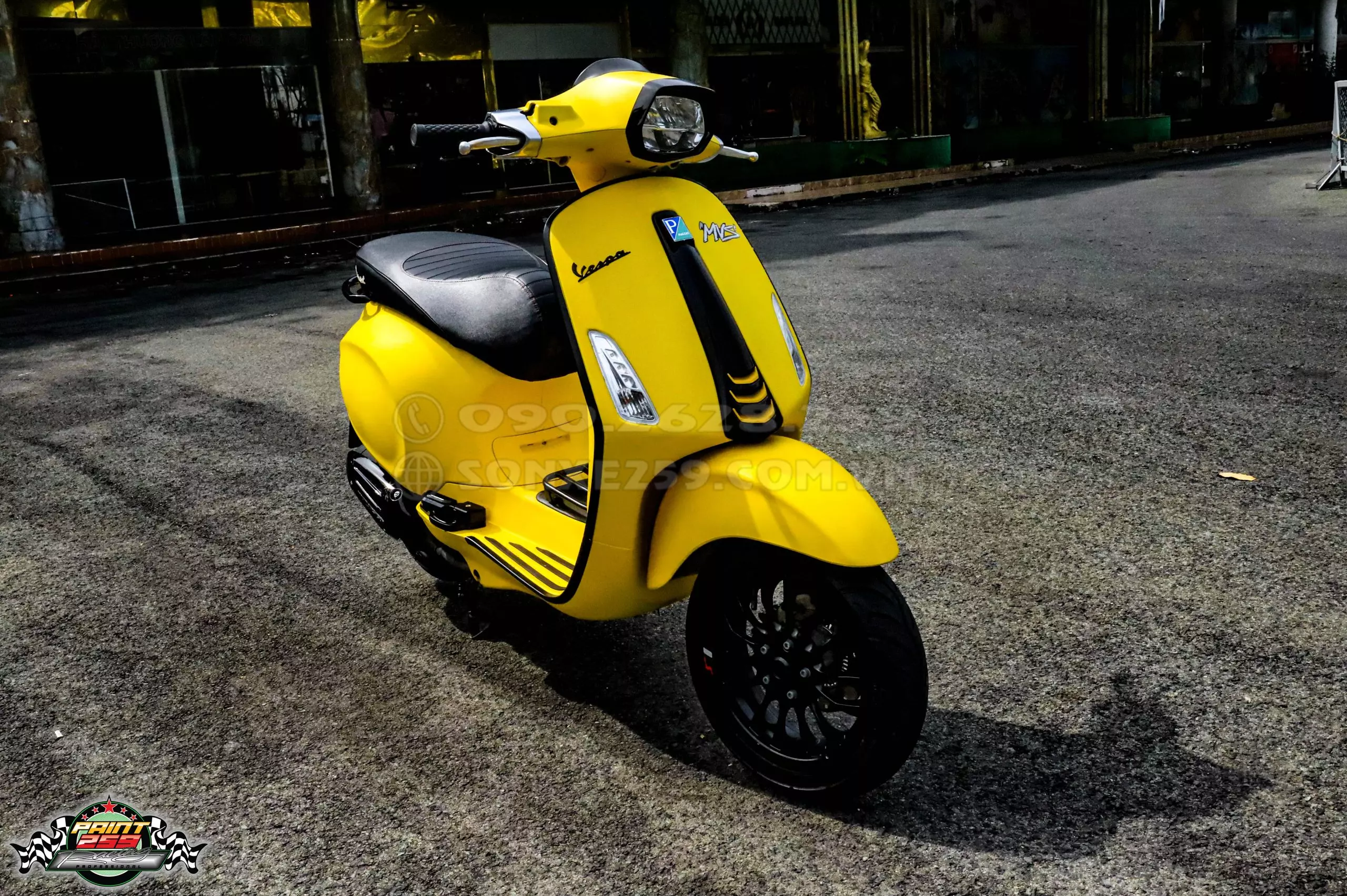 Dặm tút vết trầy Vespa tại shop