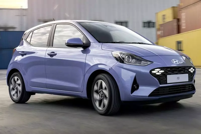 Màn hình cảm ứng giải trí 8 inch đồng bộ với bảng đồng hồ sau vô lăng trên Hyundai Grand i10 2024.