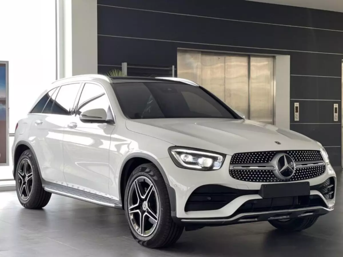 Mercedes-Benz GLC 300 AMG đầy hiện đại và thể thao.