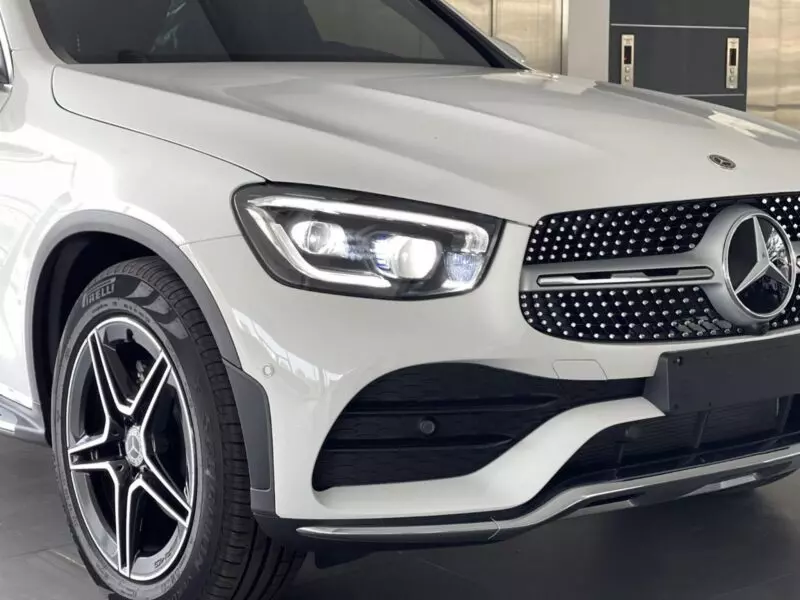 Mercedes-Benz GLC 300 AMG có phần đầu xe thể thao.