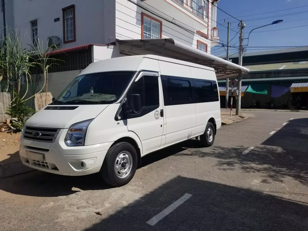 Xe 16 chỗ Ford Transit