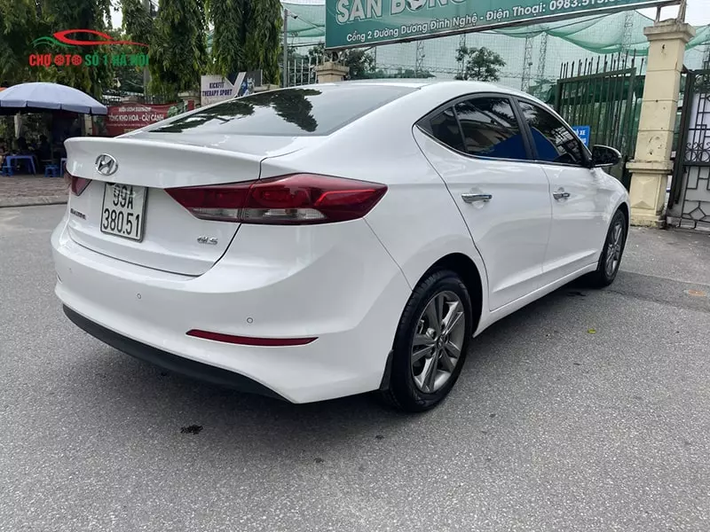 Hình ảnh đuôi xe ô tô cũ Hyundai Elantra 1.6 AT 2016