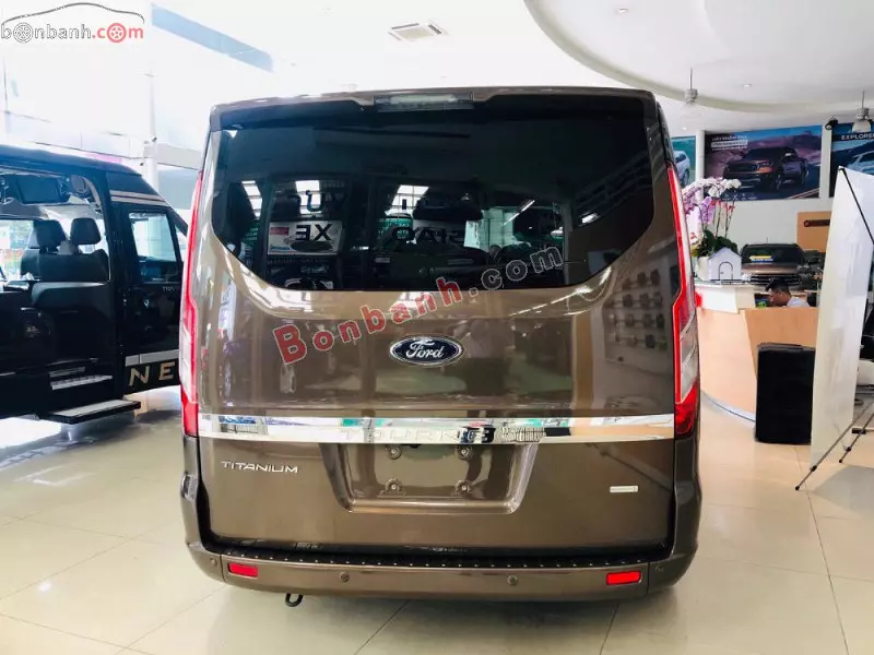 Đuôi xe Ford Tourneo 2021